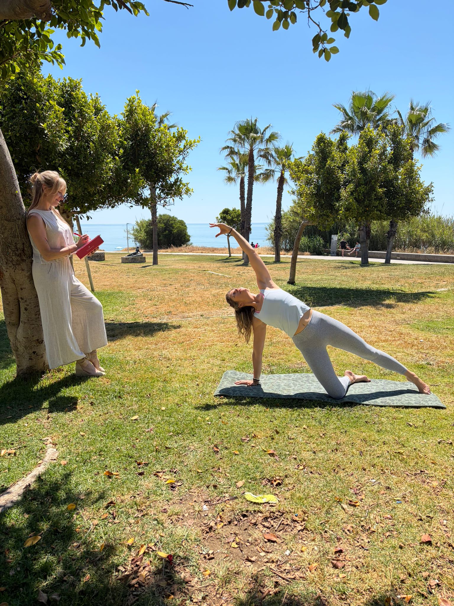 Barbara Solima enseñando pilates en una clase grupal en Mallorca